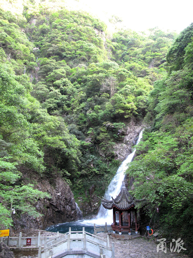 三井龙潭:润泽潭,落差最大,位于一个类天坑的底部,四面山峰壁立,是五