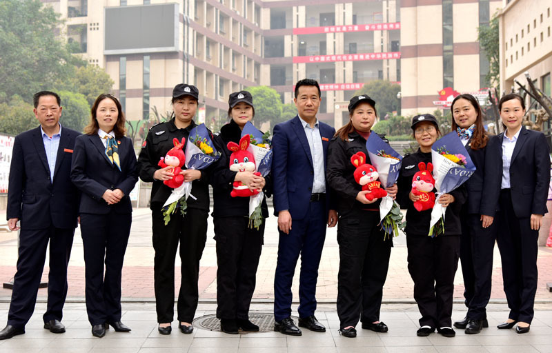 江津区双福幼儿园组织小朋友用蔬菜插花,当作三八节礼物送给妈妈.