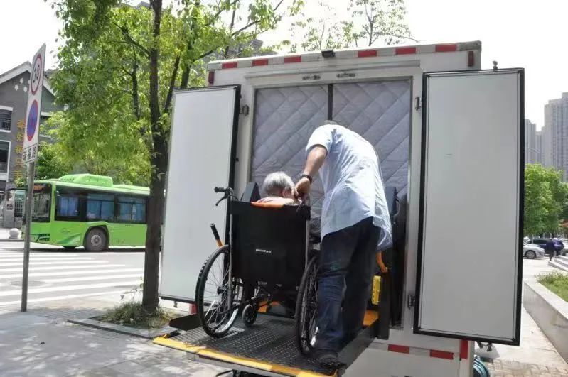 移动助浴车走进乡村 ,让失能老人"澡"回幸福!