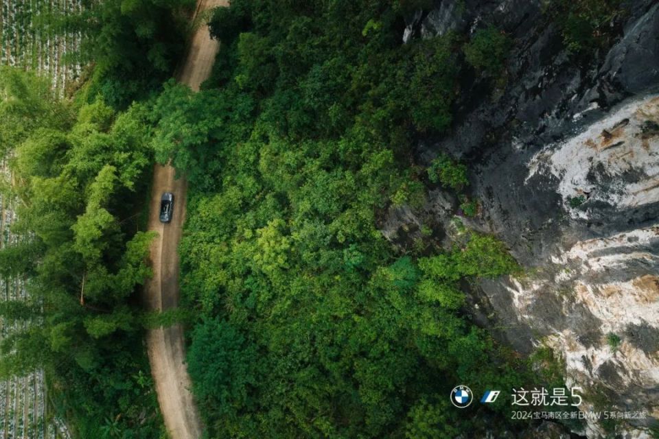 试驾宝马i5 edrive35l:雨天崇左上山遛弯,5系操控 纯电动力表现如何?