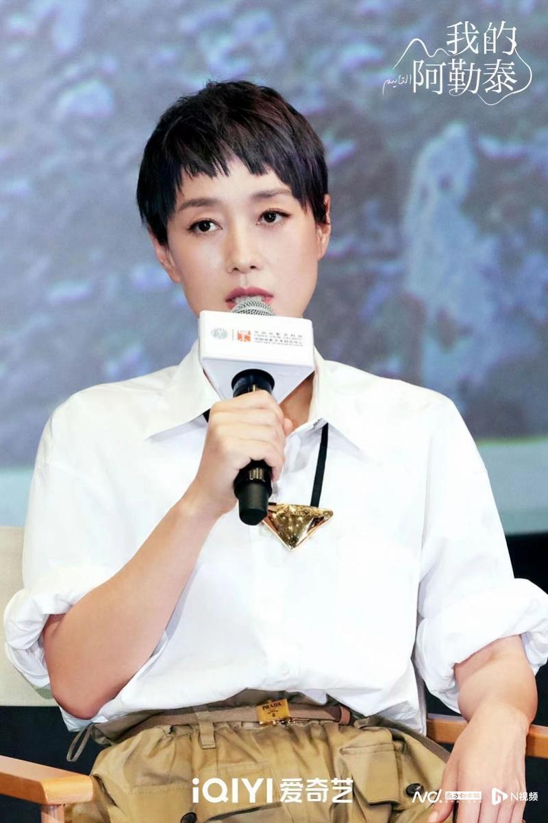 演员马伊琍在谈及阿勒泰壮美景色时评价道:"我没有办法跟每个人说那个