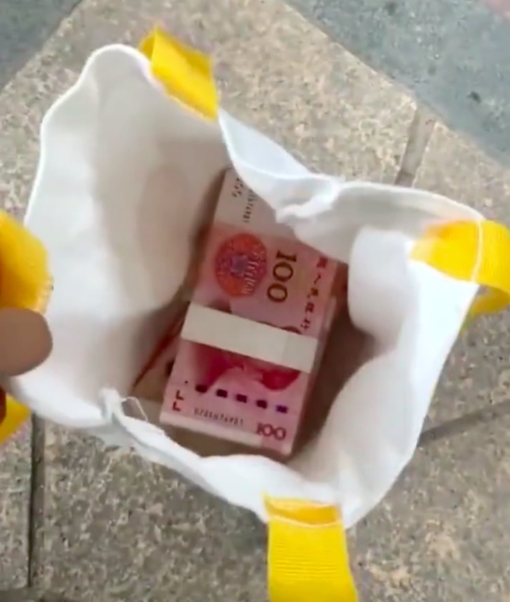 4岁男童在小区捡到10万,家长贴告示找失主,爸爸回应:看到钱确实心动过