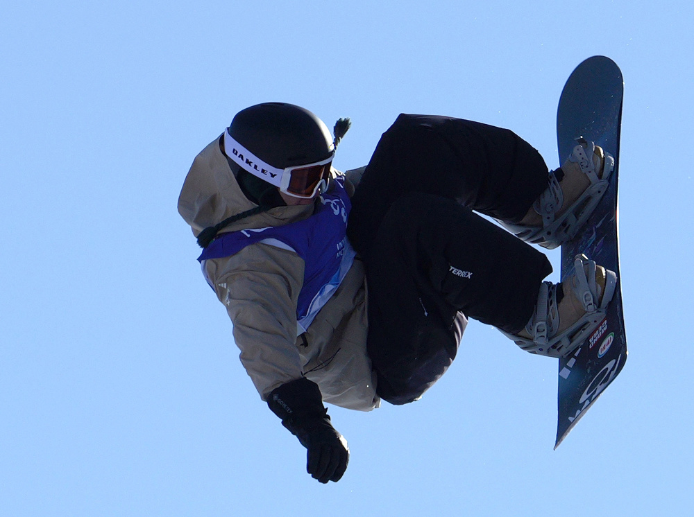 新华社记者 李嘉南 摄2月24日,山东队选手刘昊宇在比赛中摔倒.