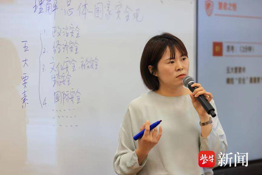 南京市锁金新村第一小学党支部书记唐隽青说:"借助《指南》,老师们