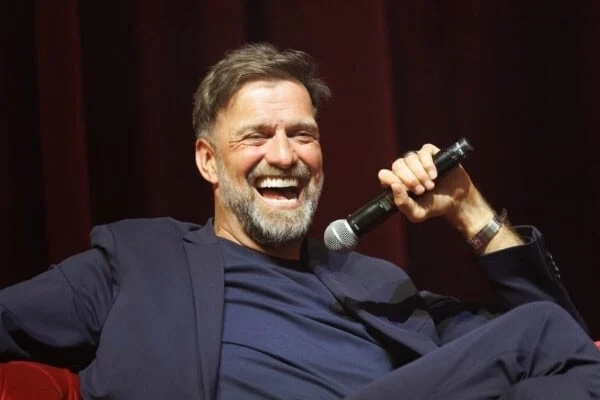 喜剧演员约翰-毕夏普和利物浦官方主持人麦克道尔是晚会主持,在感人而