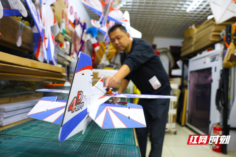 吴洋正在组装一架航模飞机.