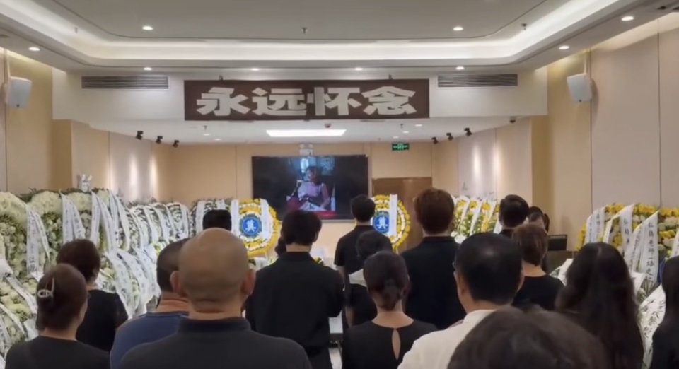 刘红梅告别仪式昨天举行，章子怡、靳东、孙红雷等送花圈挽联_腾讯新闻