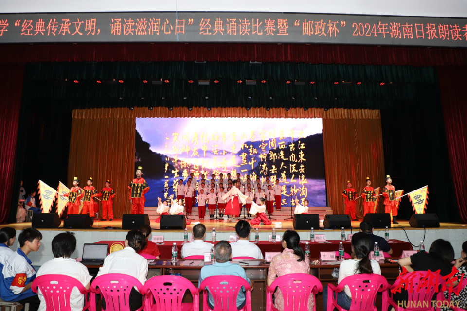诵读引路,共赴一场文化盛宴——郴州苏仙中学举办经典