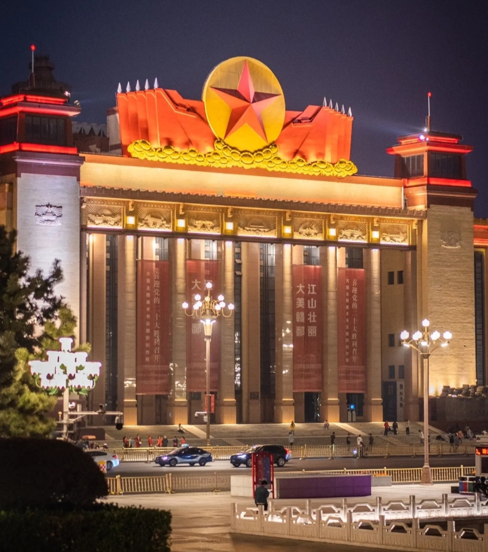 具有鲜明的时代特色,是江西省会城市南昌最具特色的标志性建筑