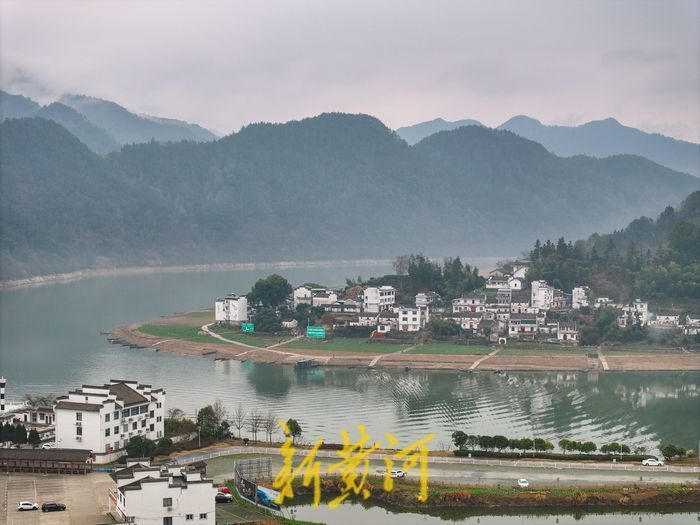 新安江山水画廊风景区位于安徽省黄山市歙县深渡镇,全长约百里,景区