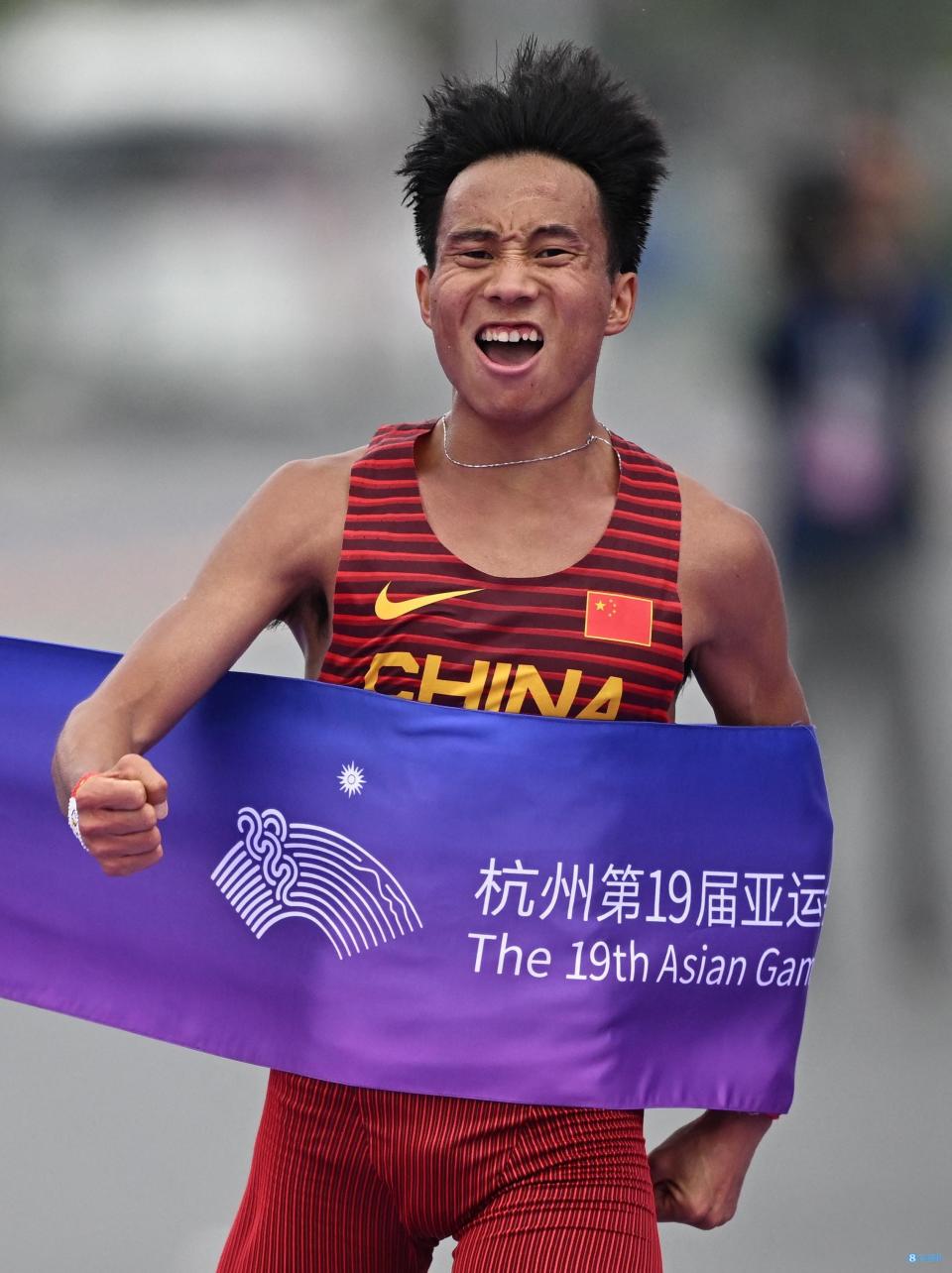 亚运会男子马拉松中国选手何杰摘金杨绍辉铜牌