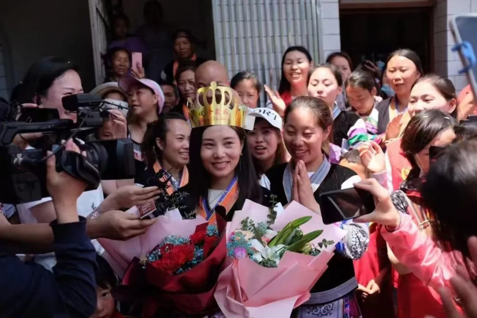 观·人物丨杨妞花：26年！她终于做到了！_腾讯新闻