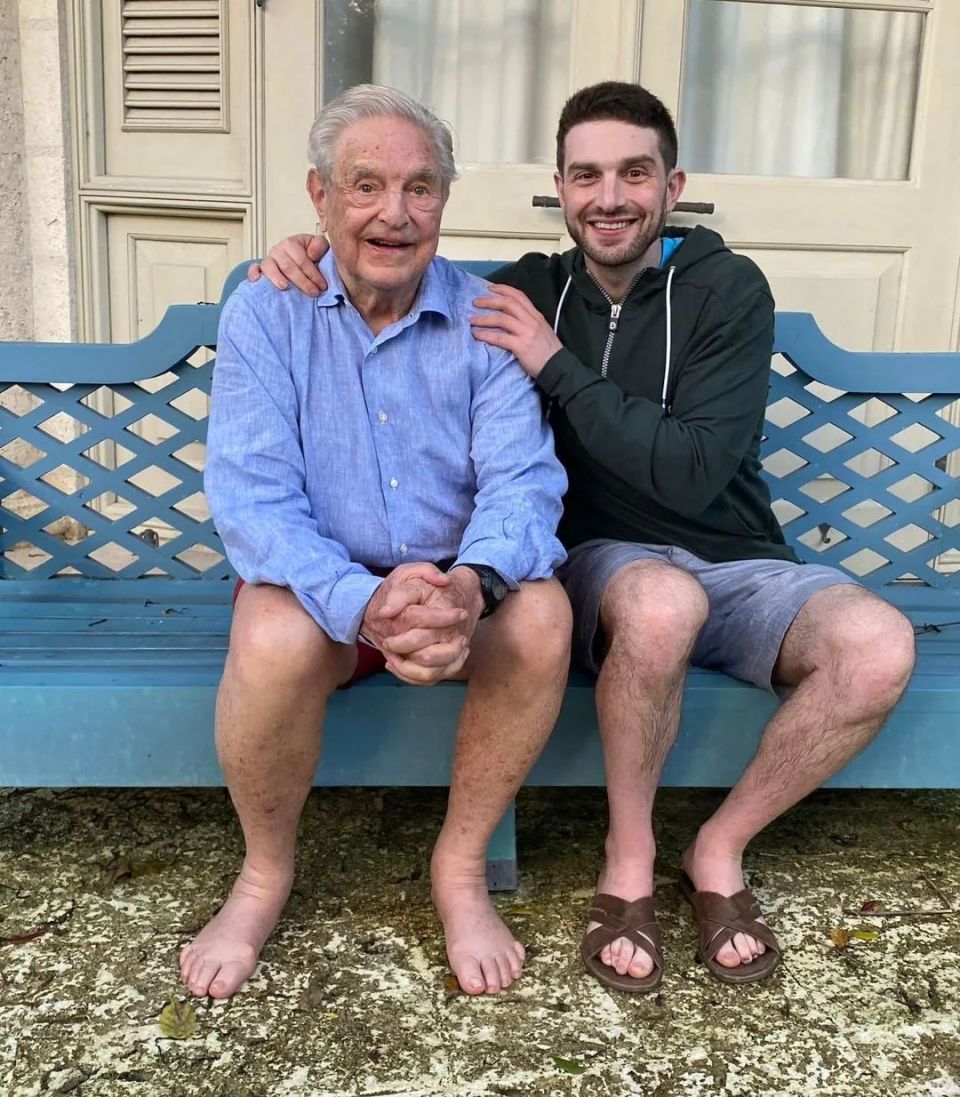 名利场||希拉里的助手搞定大帅哥，现在又要嫁小9岁的顶豪之子？-腾讯新闻