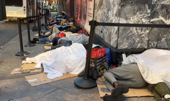 《纽约邮报》7月31日报道,美国纽约市数十名移民露宿街头,他们睡在一