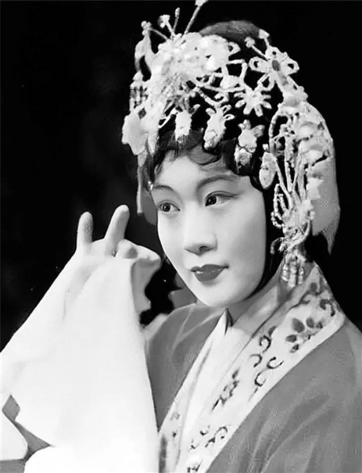 郑小霞祖籍陆丰,是潮汕地区家喻户晓的旦角演员,曾参演潮剧《三篙恨》