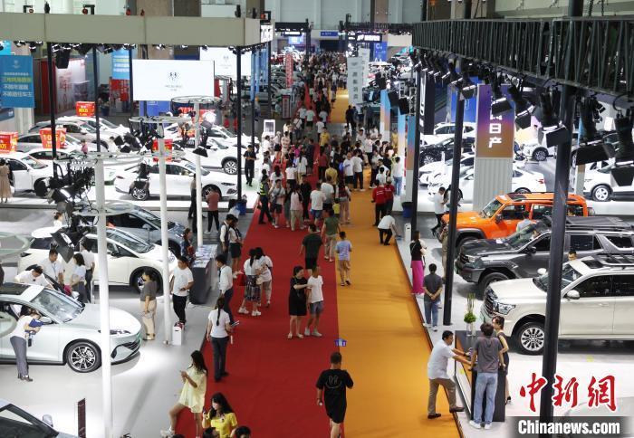 宁夏银川:市民周末逛车展