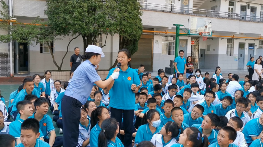 沉浸式交通安全宣传来到贵阳二十一中_腾讯新闻