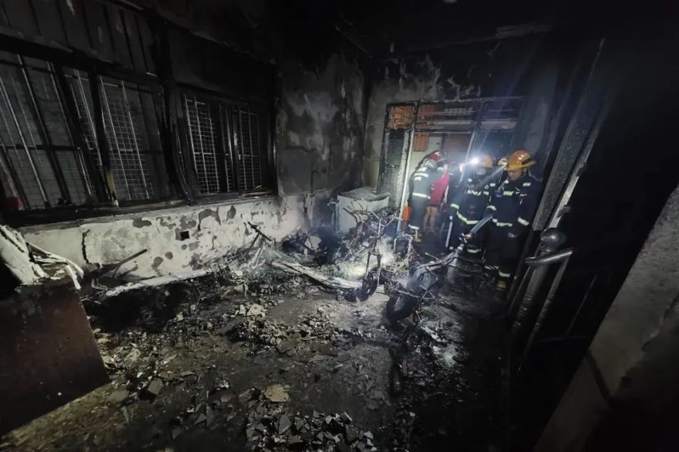 电动车室内充电起火！夫妻俩逃生被火封门......_腾讯新闻