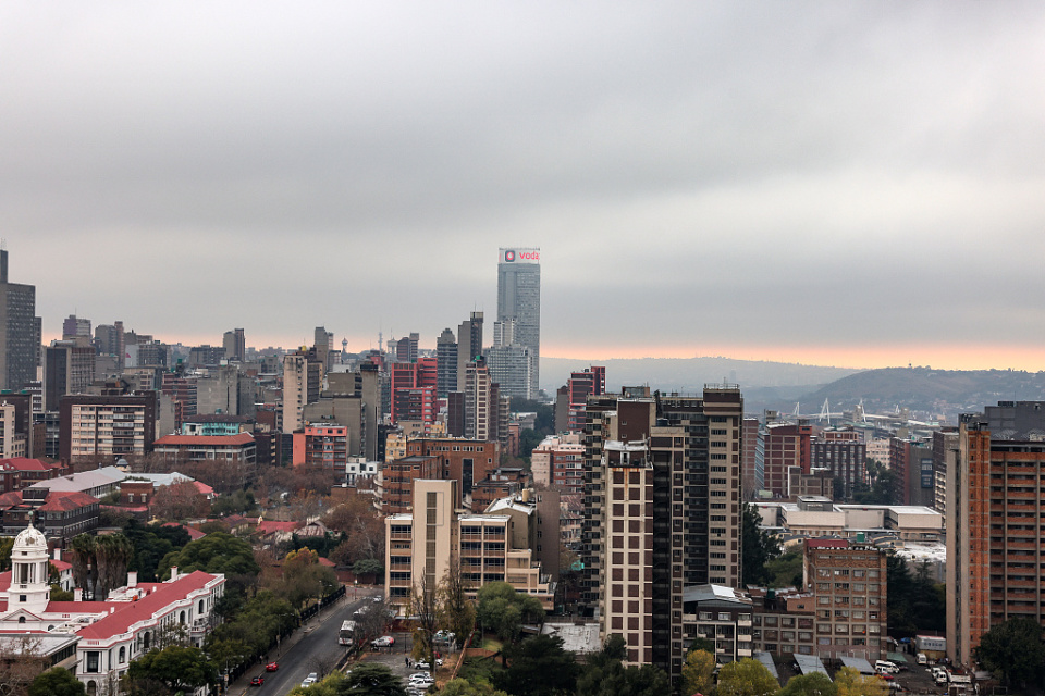 南非约翰内斯堡市两车相撞,造成13人死亡