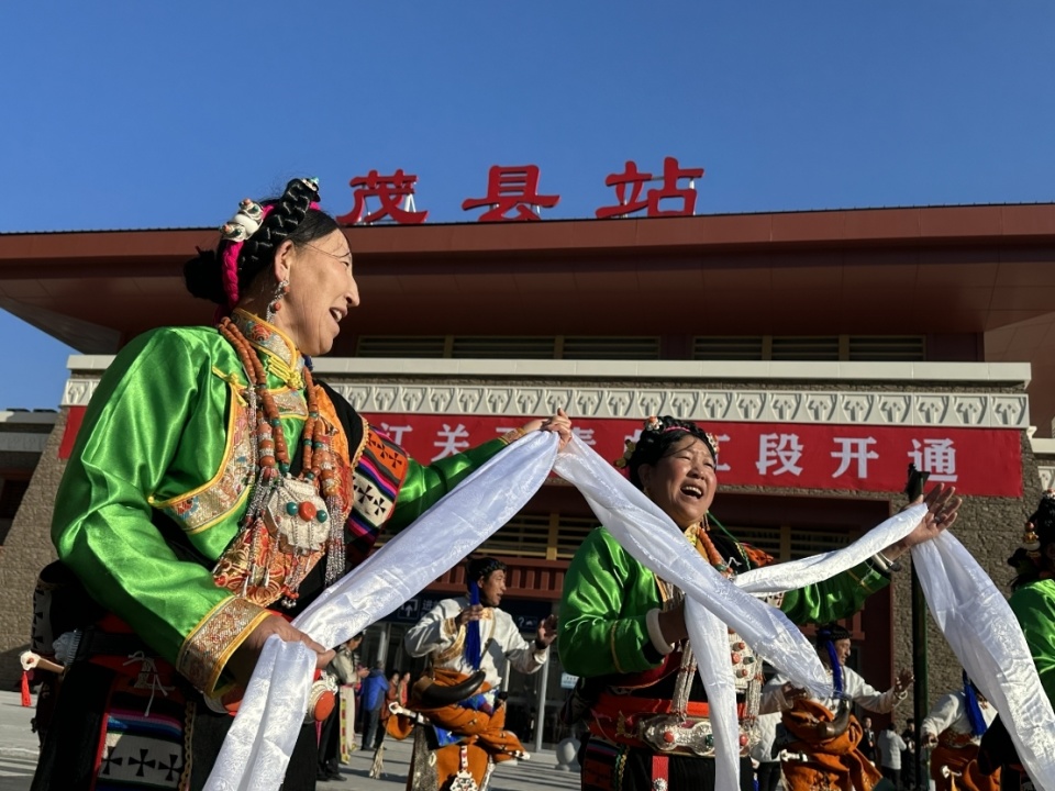 川青铁路开通之际,当地百姓身着盛装庆祝张成和铁