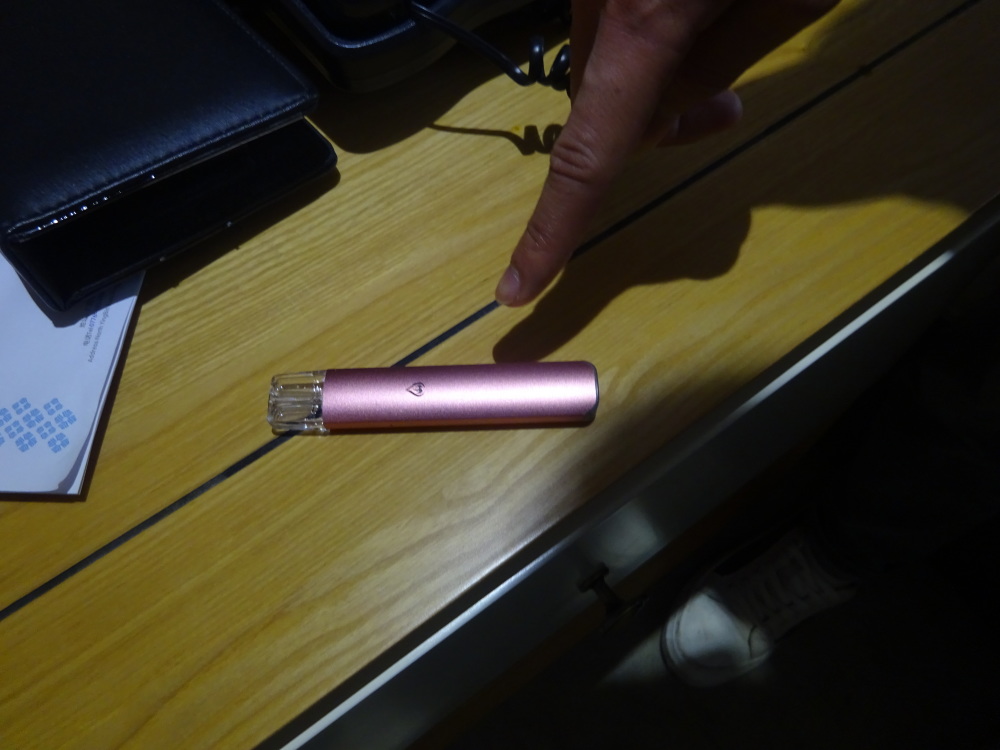 百色市首例警方逮捕1名销售涉依托咪酯上头电子烟犯罪嫌疑人