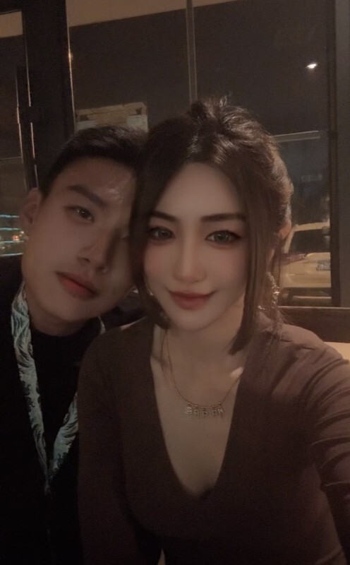 杨一鸣和女友游香港迪士尼晒甜蜜照:小朋友,今天带你走进奇妙世界