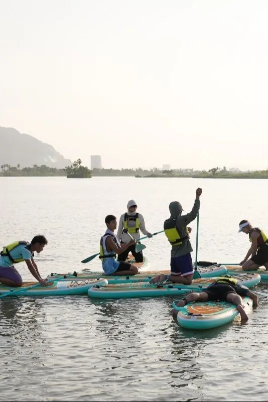 又可轻松随意前行逐浪前行的皮划艇也太好玩了金湾特色的水上运动?