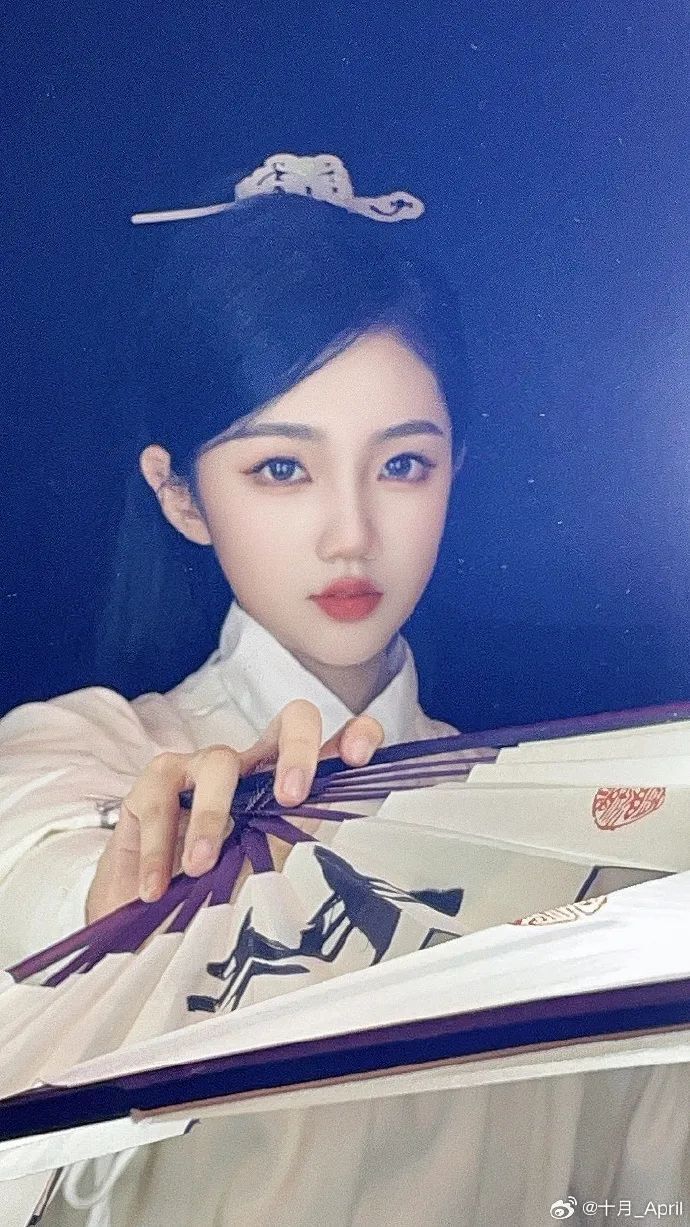 "主持阿芙晒照尽管学历不高,但周淑怡如今在电竞圈已是知名网红,身价