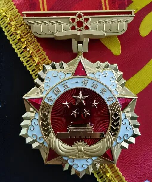 光荣的节日，致敬每一份脚踏实地的奋斗_腾讯新闻