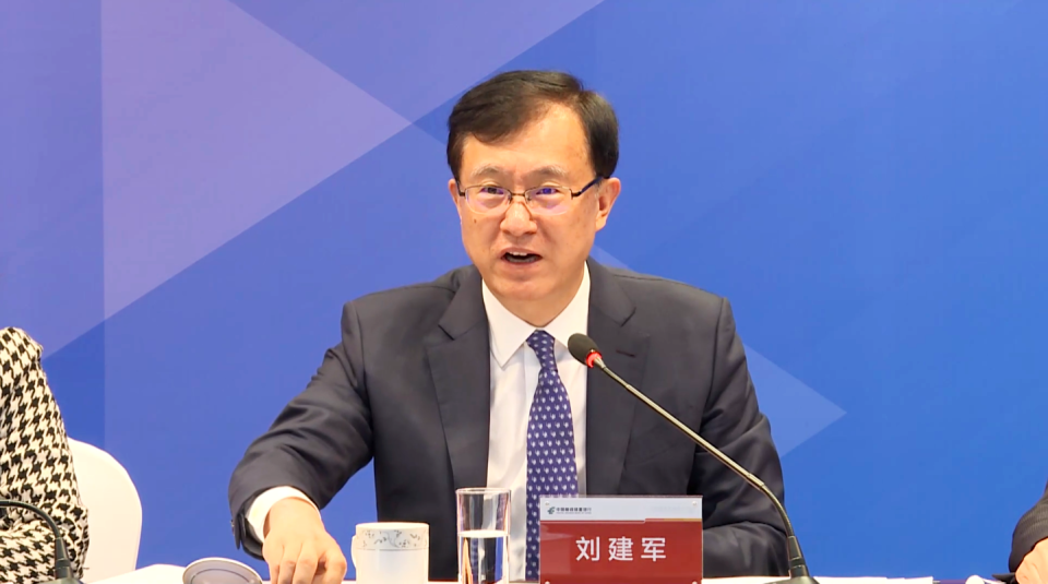 邮储银行行长刘建军在发布会上回应了中国移动通过450亿元定增成为该