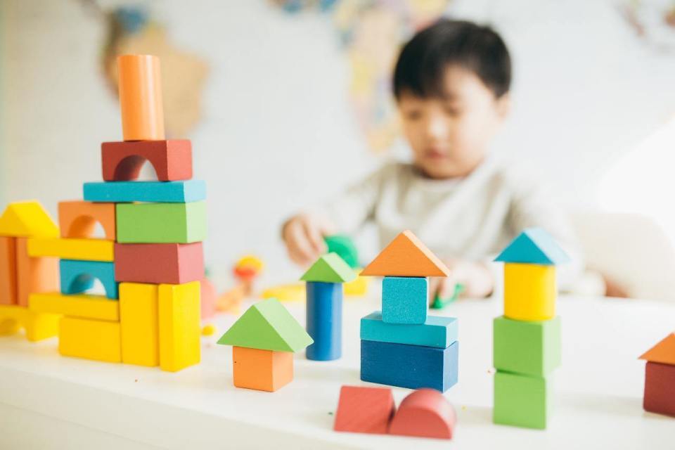 多地幼儿园“关停”引发关注，生源减少如何“脱困”？_腾讯新闻