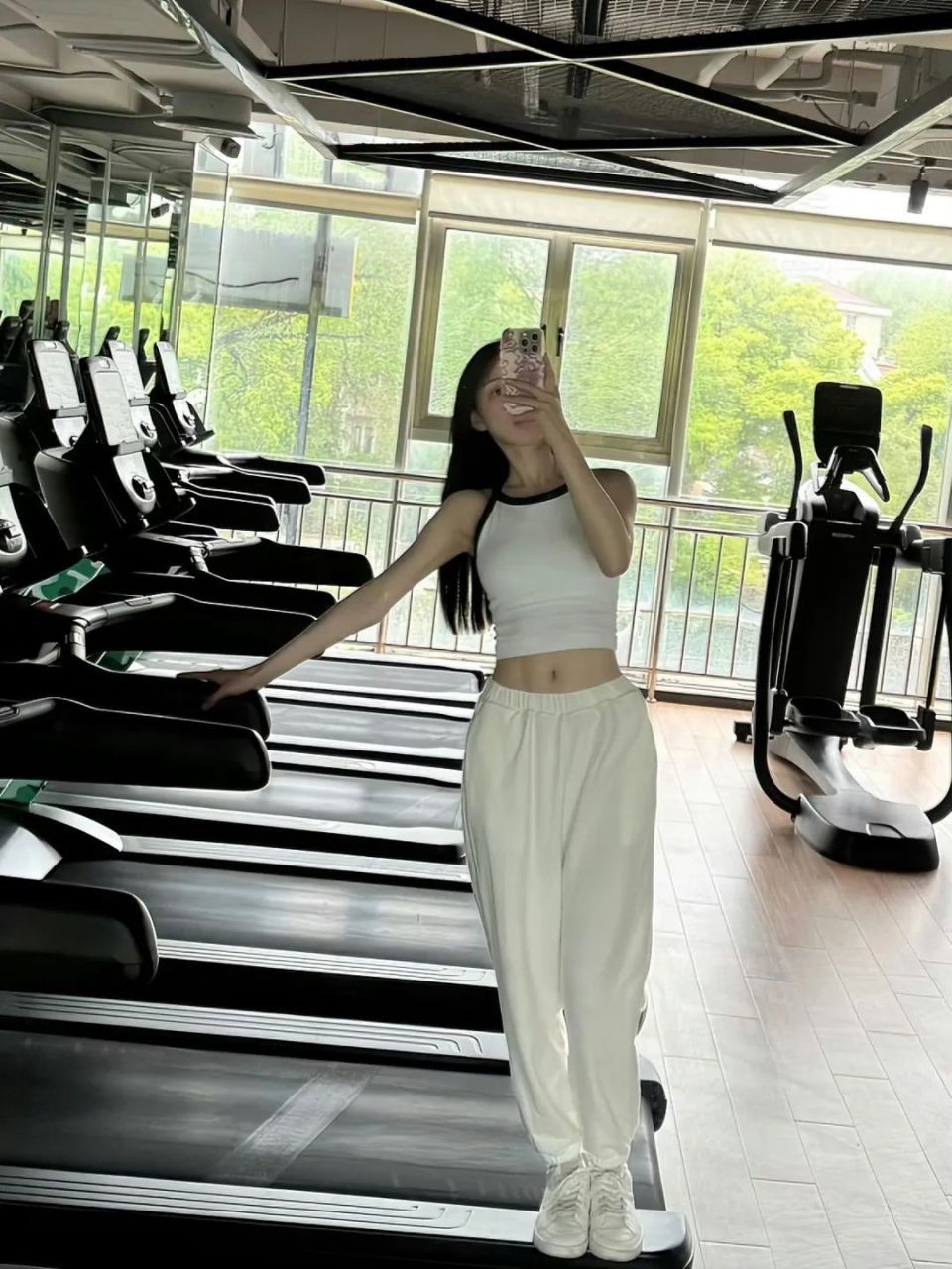 周二珂晒照神似女明星?露出马甲线,网友调侃眼睛都p手机上了!