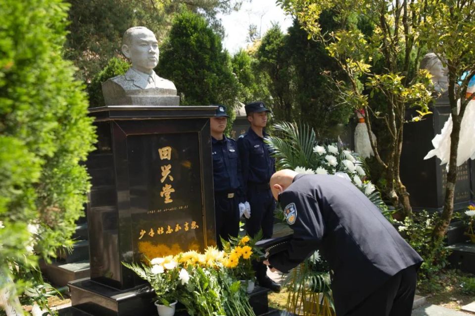 【致敬·缅怀·奋进】观山湖公安深切缅怀革命先烈及因公牺牲民警