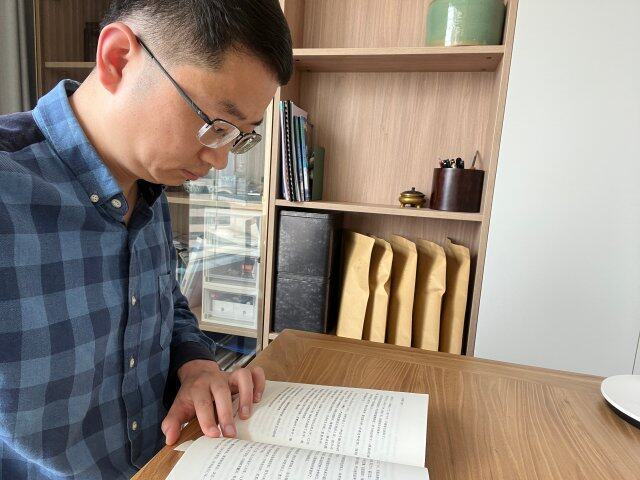 杨起涛1988年1月出生,如今是云大附中老师的他,从小学起就热爱上了