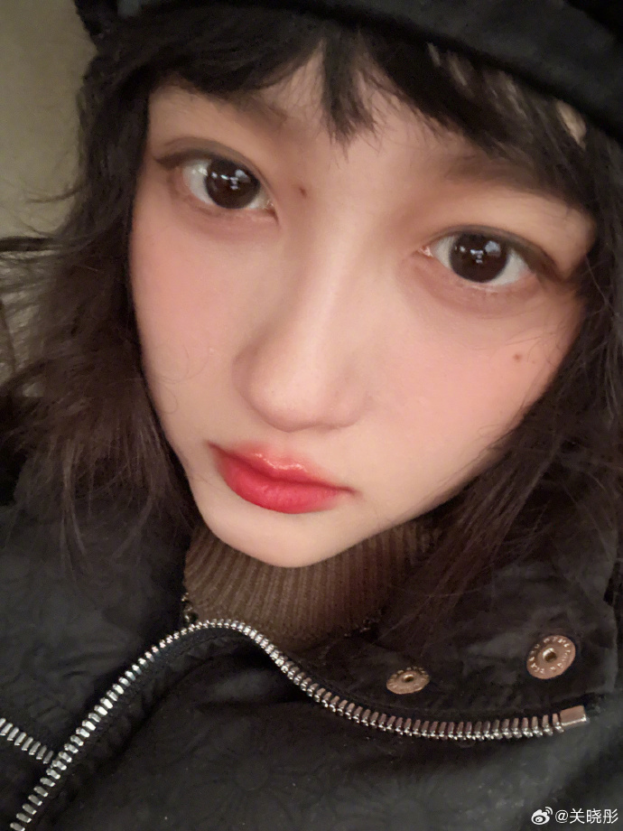 关晓彤分享自拍美照,俏皮灵动甜如少女,戴超大金戒指力证与鹿晗甜蜜