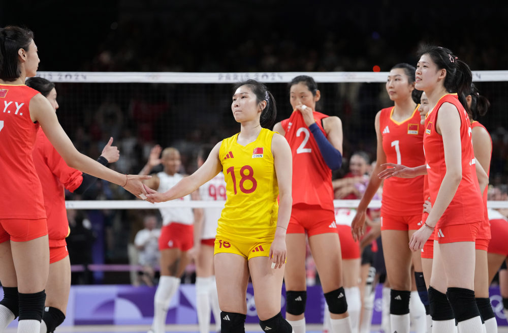 8月6日,中国队队员王梦洁(中)在比赛后.