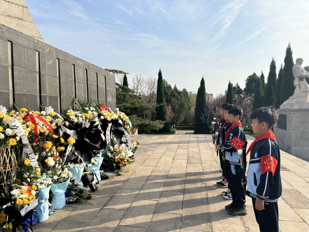 山东淄川:中小学生假期祭英烈