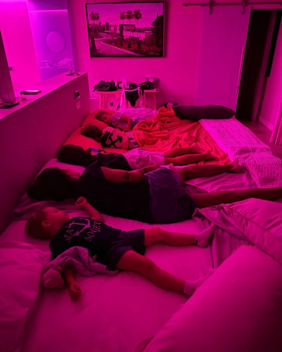 拉莫斯晒出妻子与孩子们睡觉的温馨照片,并写道:"在一起如此幸福"