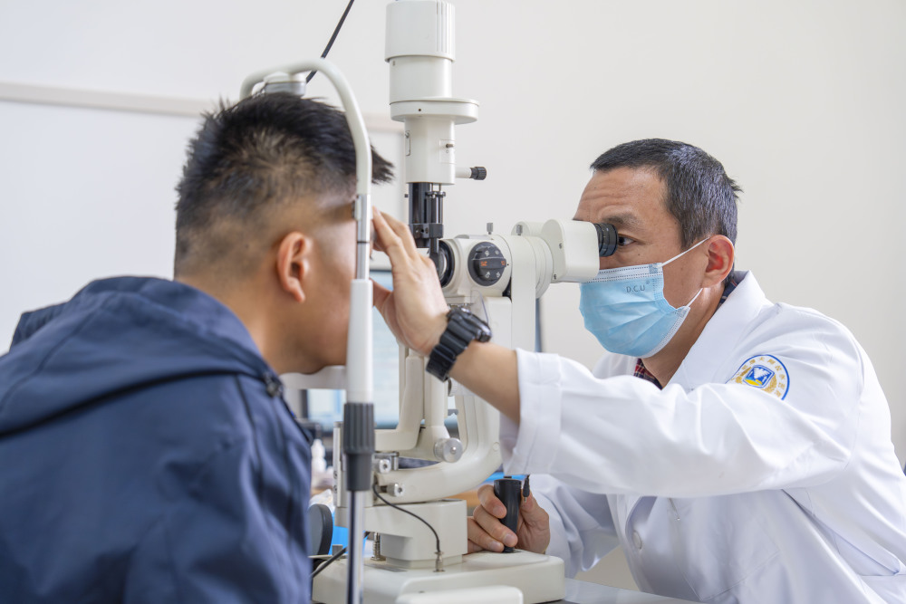 新疆生产建设兵团第一师阿拉尔市医院的医生为患者诊断病情(2024年4