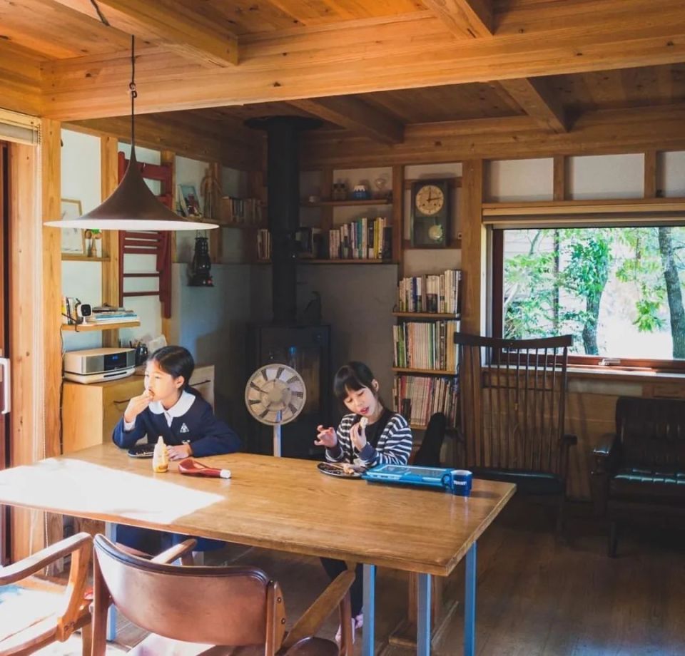 日本三胎家庭住进深山10年，买地仅9万人民币，独享广阔山林_腾讯新闻