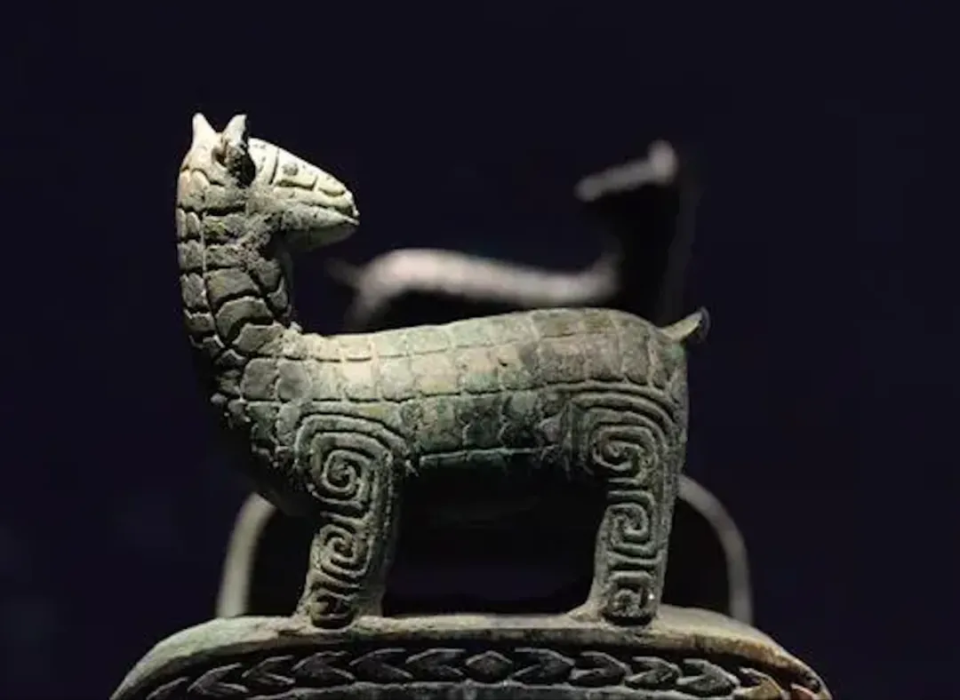 除了形制巨大之外,这件甗的另一独特之处是四足.