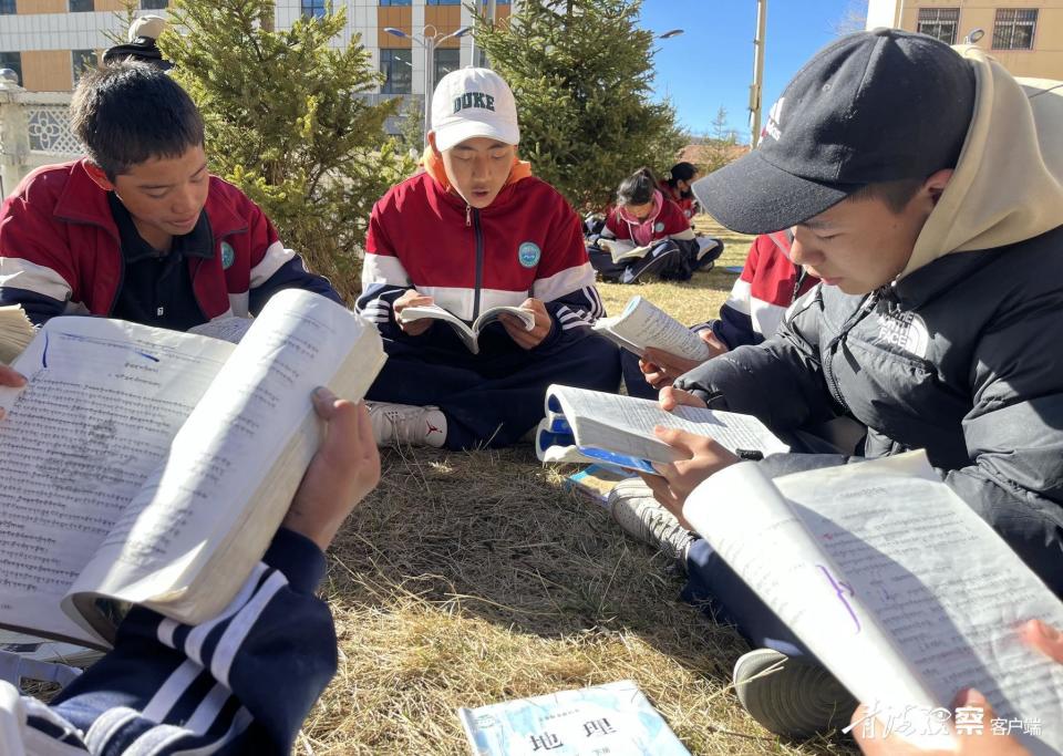 学生们正在花园中朗读课文.