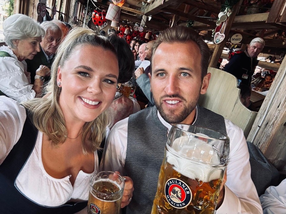 携妻子参加啤酒节凯恩晒合照在阳光下享受啤酒节很完美