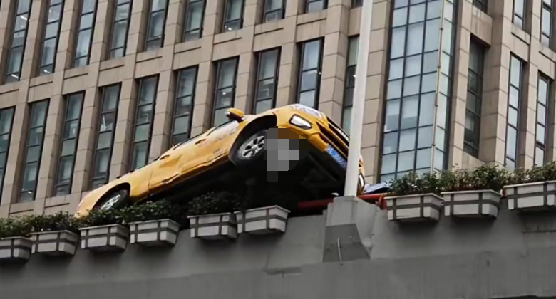 上海两车高架上斗气一车险坠桥,行驶中因并线赌气,双方发生火拼_腾讯