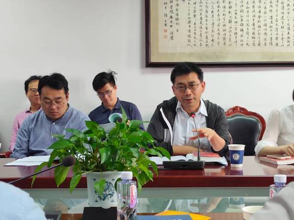 宝山区工会二级调研员李中政(右一)作交流发言1957年邓中夏烈士的遗孀