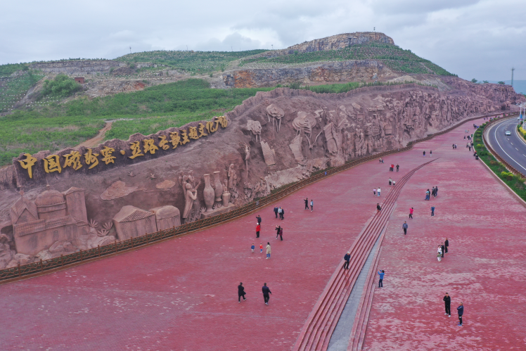 当下时节,南响堂山森林公园层层叠叠的苗木与山间花草相互映衬,让人一