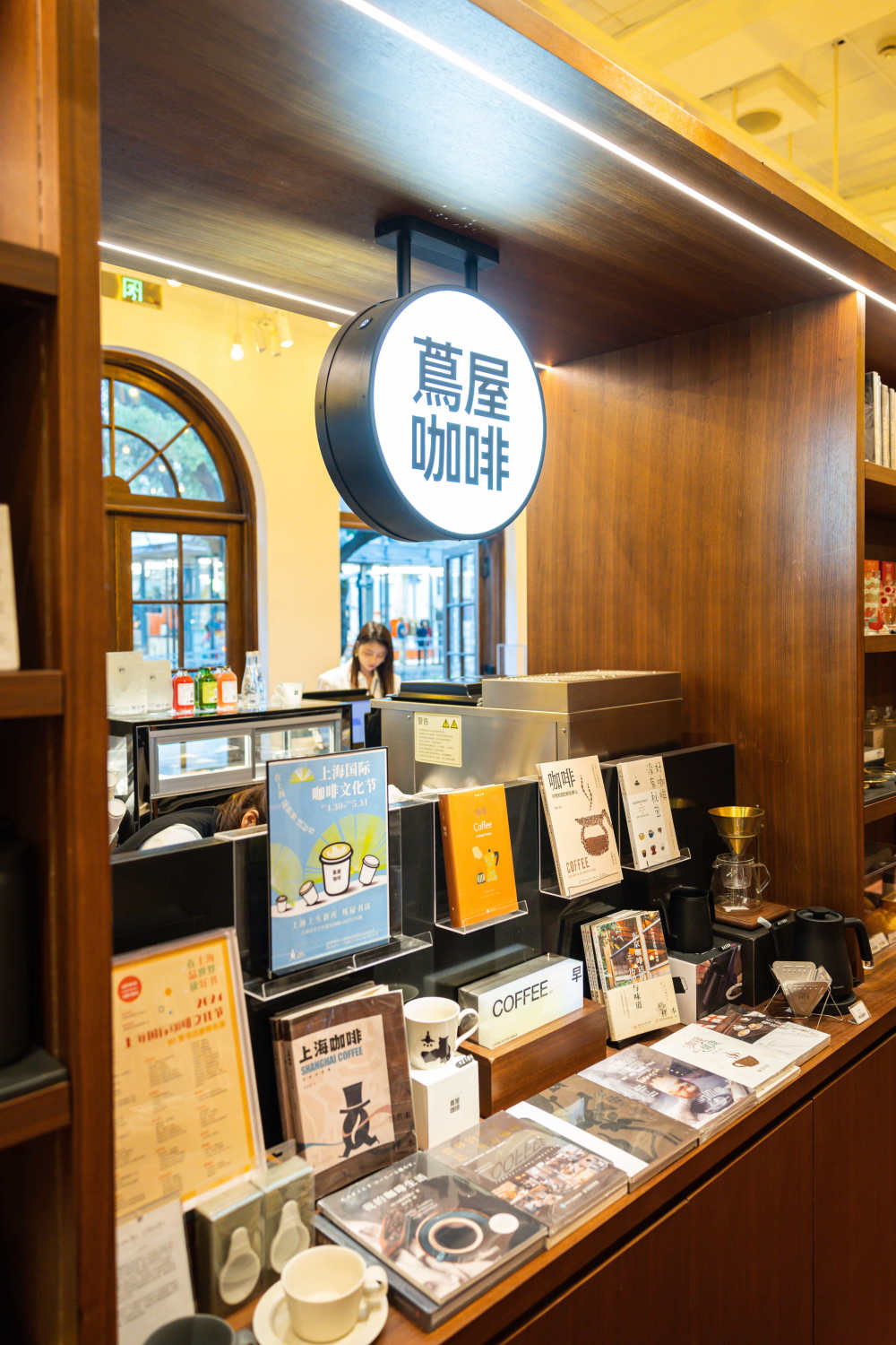 市民在沿街咖啡店喝咖啡,拍照.上海街头的咖啡馆.上海街头的咖啡馆.