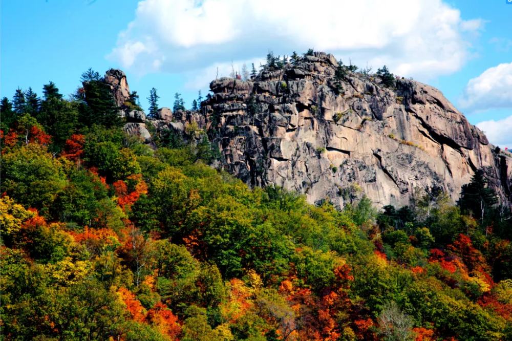 【伊春秋季旅游攻略】秋季醉美的人间仙境——桃山悬羊峰