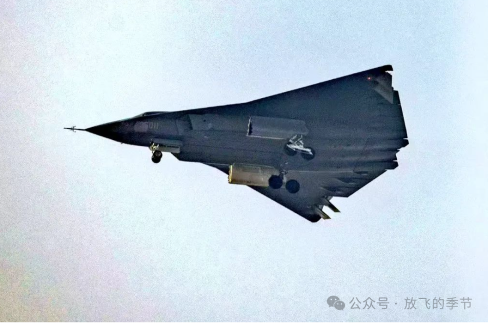 J-36已经实现首飞，甚至不排除已量产，外界担忧中国赢得六代机竞争_腾讯新闻
