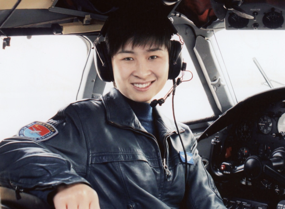 1997年刘洋高分考入空军长春飞行学院也就是现在的空军航空大学2010年